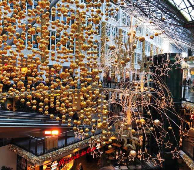 In der Goethe Galerie Jena erwartet dich ein festliches Deko-Meer aus Lichtern und Kugeln