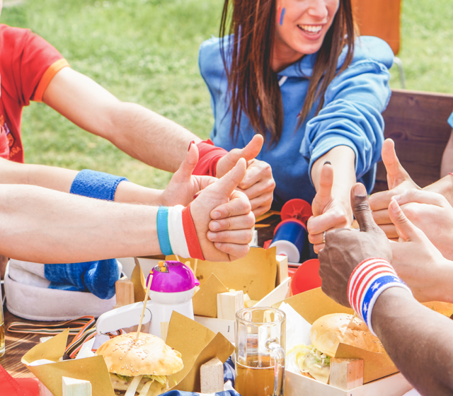 Zur WM wird gefeiert – und zwar eine große Fußballparty mit Freunden. 